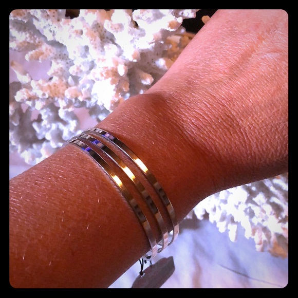 paparazzi Jewelry - NWT 💕 SILVER-TONE OPEN CUFF BRACELET One Size